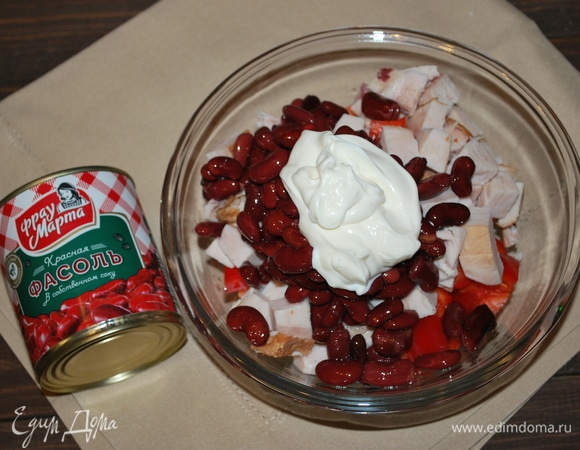 Добавить консервированную красную фасоль в собственном соку ТМ «Фрау Марта» и майонез, черный перец. Все хорошо перемешать и сверху салат посыпать свежей петрушкой.