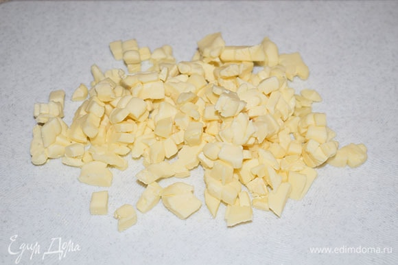 Сыр Бри очистить от корок (85 г — это чистый вес сыра без корок). Мелко нарезать его.