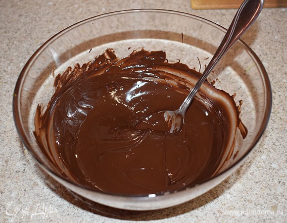 Растопить шоколад в микроволновой печи или на водяной бане.