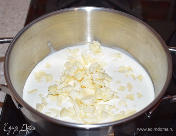 Поместить в сотейник сыр, сливки и сироп глюкозы.