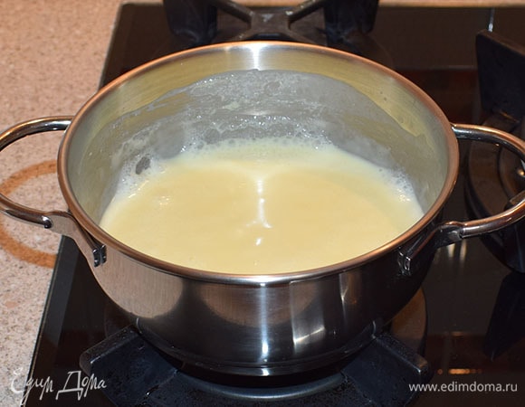 На среднем огне, помешивая, довести смесь до кипения и снять с огня.
