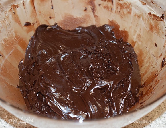 Смешать растопленный шоколад и сырную смесь. Пробить блендером до гладкости и блеска.