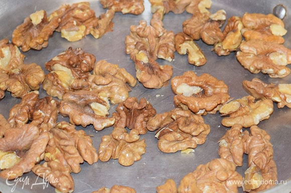 Разогреть духовку до 150°С. Сушить грецкие орехи в духовке 15 минут.