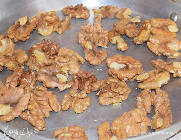 Разогреть духовку до 150°С. Сушить грецкие орехи в духовке 15 минут.