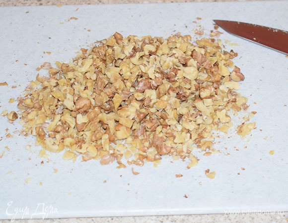 Высушенные орехи порубить ножом.
