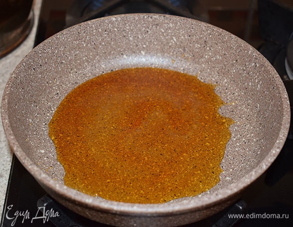 Сделать карамель из сахара. Для этого поместить сахар в небольшую сковороду или сотейник, расплавить его на среднем огне до красивого золотистого цвета. Сахар не мешать, можно лишь встряхивать сковороду время от времени.