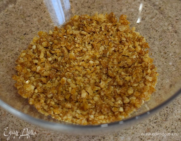 Порубить орехи в карамели мелко ножом или в блендере.