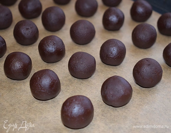 Скатать руками из ганаша небольшие шарики. Лучше это делать в одноразовых перчатках.