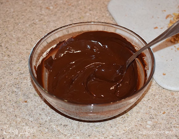 Растопить шоколад на водяной бане или в микроволновой печи. Остудить до 30–32°С.