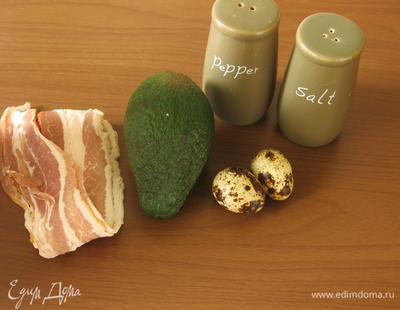 Подготовим продукты: яйца, авокадо, бекон, соль, перец и уксус для яиц пашот.