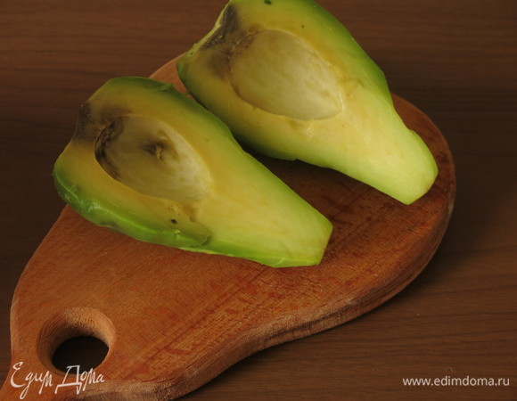 Сперва приготовим авокадо в беконе. Половинки очистим от кожицы. Вынимаем немного мякоти в серединке. У меня немного потемнел авокадо, пришлось срезать. Как раз в этом рецепте можно использовать такие неидеальные авокадо.