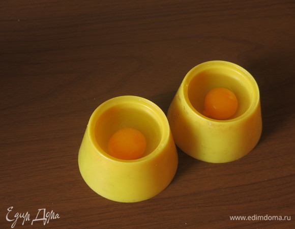 Разбиваем перепелиные яйца (рекомендую в отдельные маленькие формочки).