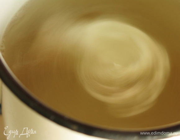 Ставим воду на огонь, доводим до кипения, солим и вливаем ложку уксуса, уменьшаем огонь, делаем воронку и вливаем по одному яйцу, поднося форму с яйцом к самой воде, варим 1,5 минуты.