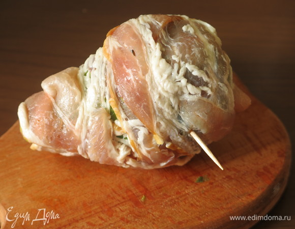 Заматываем авокадо в бекон, соединяем шпажками.