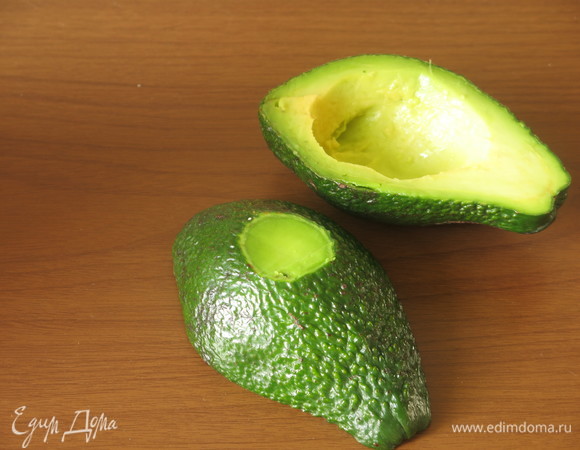 Готовим авокадо с беконом, кожицу не срезаем, также вынимаем серединку немного и срезаем дно для устойчивости.