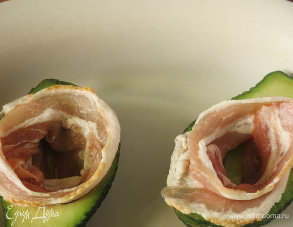 Выкладываем бекон в каждую половинку, как — ваша фантазия: можно кусочками, можно один пласт завернуть.