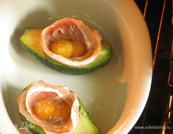 Ждем, пока первое авокадо запечется 20 минут, и ставим авокадо с беконом в духовку.