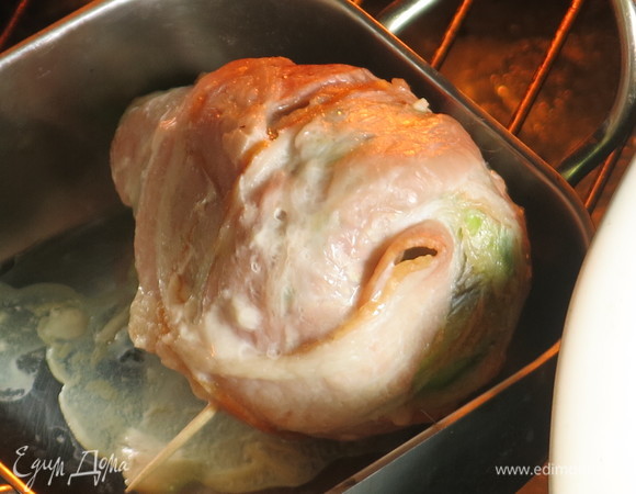 К этому времени авокадо в беконе чуть запеклось, переворачиваем его.