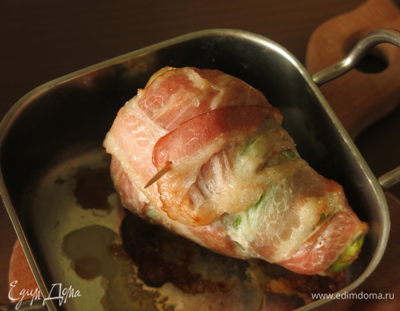 Достаем. Из авокадо в беконе вынимаем зубочистки.