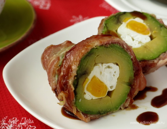 Авокадо в беконе можно подать с соусом из рецепта «Каре ягненка с баумкухеном». Авокадо в беконе похож на лампочку гирлянды, а в разрезанном виде — на рог изобилия. Желаю всем достатка, благополучия. Приятного аппетита!