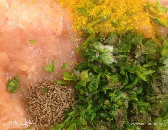 Охлажденный куриный фарш выкладываем в глубокую тарелку. Режем зеленый лук, петрушку, репчатый лук, чеснок. Добавляем яйцо, сметану, сливки, травы, специи, соль. Хорошо вымешиваем.