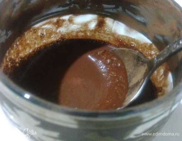 В первый день печем 1 шоколадный бисквит, 1 кокосовый бисквит и 1 корж-безе. На второй день украшаем. Для шоколадного бисквита сварим 50 мл кофе (можно заменить растворимым), добавим какао (60 г).