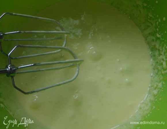 Отделяем желтки от белков. Желтки взбиваем с сахаром.