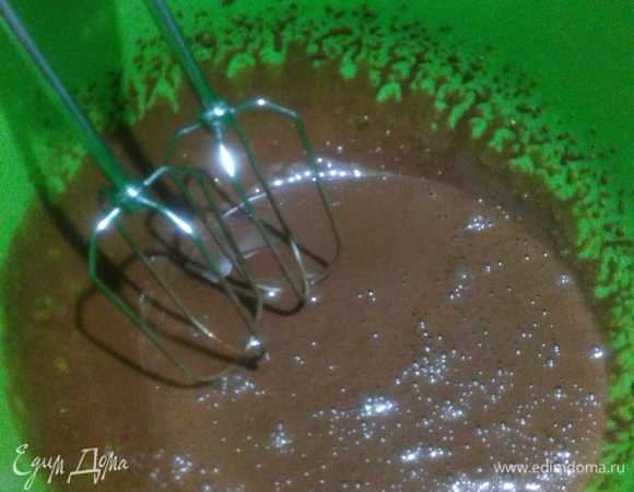 Вводим просеянную муку, хорошо перемешиваем.