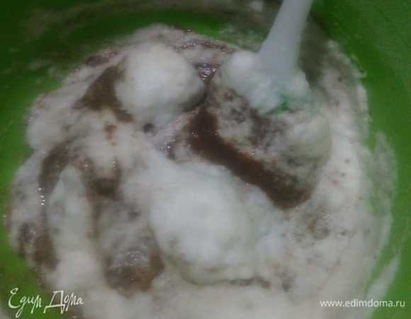 Добавляем взбитые в крепкую пену белки. Сначала — 1/4 часть, а потом — остальные. Перемешиваем лопаткой осторожно («восьмеркой»).