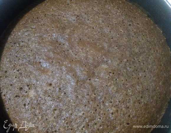 Выливаем в подготовленную форму диаметром 22 см. Дно я застелила калькой. Выпекаем при температуре около 180°С 30–40 минут, все зависит от вашей духовки. Готовность проверяем сухой деревянной палочкой.