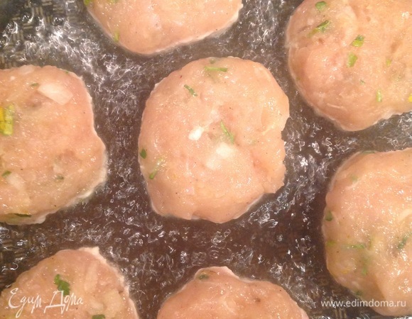 Разогреваем сковородку, наливаем оливковое масло, выкладываем котлетки и жарим с каждой стороны по 3–5 минут.