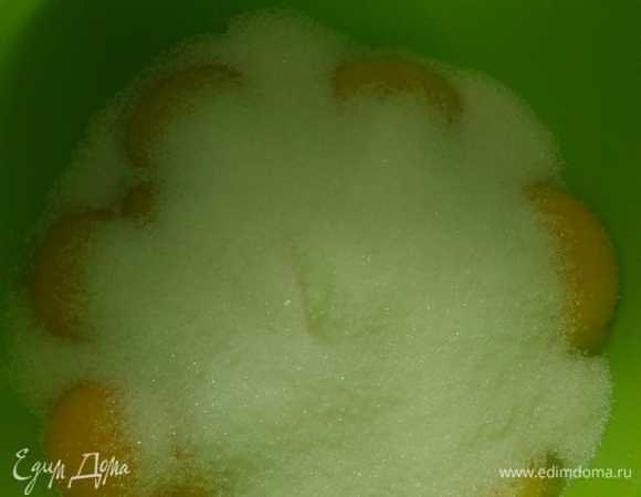 Для кокосового бисквита желтки также отделяем от белков и взбиваем с сахаром.