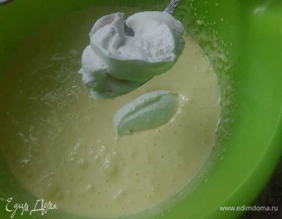 Добавляем сметану, перемешиваем все хорошо.