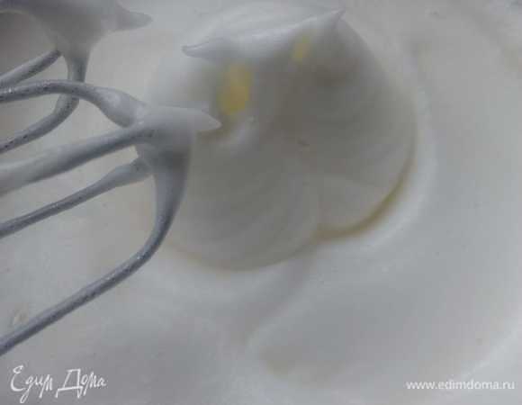 Взбиваем в крепкую пену белки.