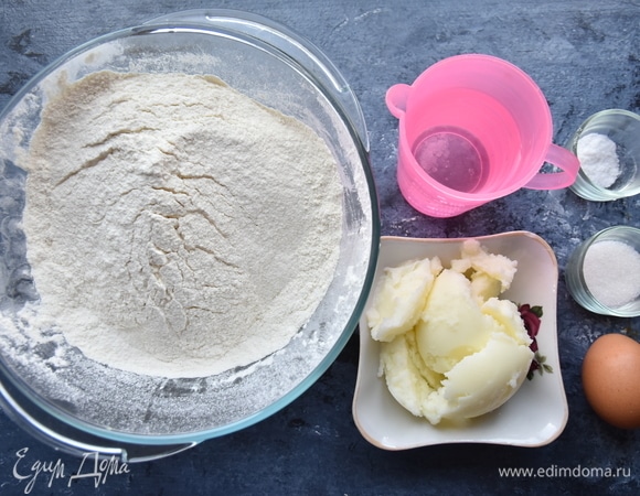 Для приготовления теста подготовить продукты. Муку просеять.