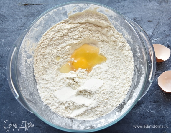 В муке сделать углубление, вбить яйцо.