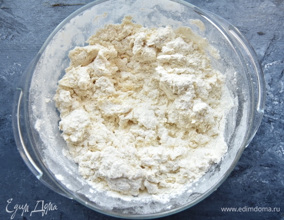 В кипятке растворить соль и сахар. Влить в муку и быстро размешать.