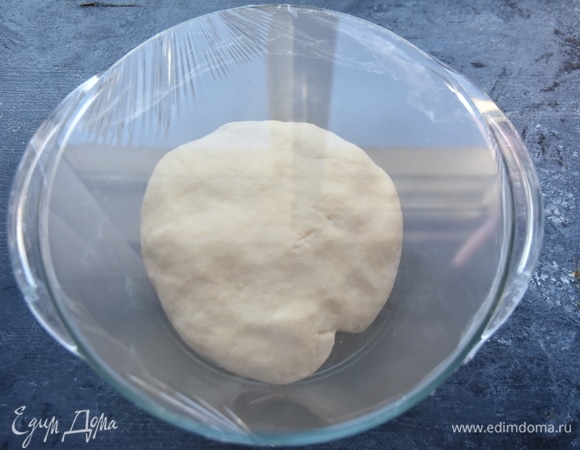 Замесить тесто. Накрыть его пленкой и оставить отдохнуть минут на 30.
