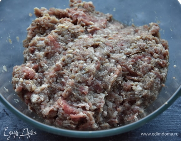 Пока отдыхает тесто, подготовить фарш. Баранину перекрутить на мясорубке или порубить ножом. Так как баранина достаточно жирная, я добавила треть говядины. К фаршу добавить измельченный лук, соль, перец и зиру.