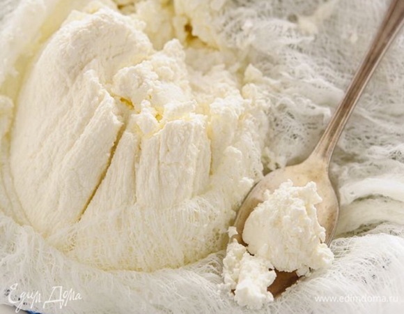 В глубокую тарелку кладем творог. Творог берем охлажденный, свежий, домашний, не очень жирный, плотный. Хорошо разминаем его, добавляем соль, сахар, ванильный сироп (если нет сиропа, замените на щепотку ванилина).