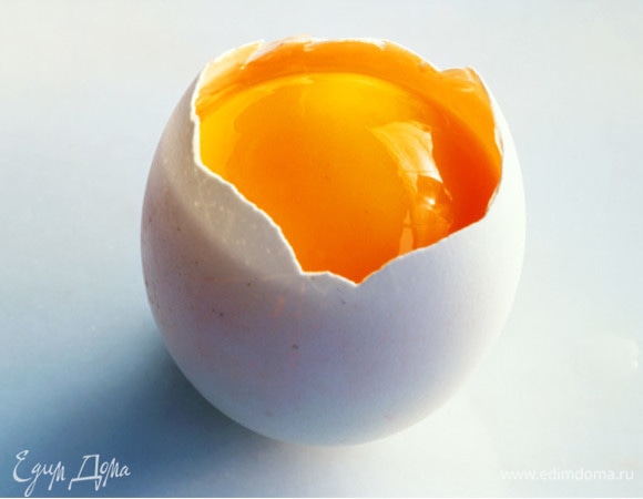 Вбиваем яйца и хорошо вымешиваем минут 5.