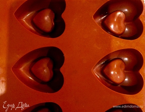 Духовку разогреваем до 180°C. Силиконовую форму смазываю сливочным маслом, выкладываю творог. Ставим запекаться минут на 20–30. Нужно следить, готовность зависит от возможностей вашей духовки.