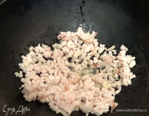 Нарезать курдючный жир на мелкие кубики и бросить в раскаленный казан.