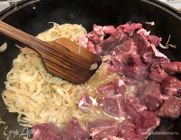 Немного обжарьте лук и добавьте кусочки баранины. Обжарьте до румяной корочки.
