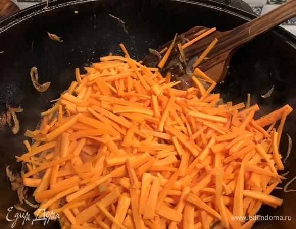 Нарежьте морковь брусочками и добавьте к луку и мясу.