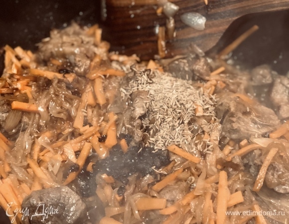 Когда морковь обжарится, добавьте барбарис и зиру.