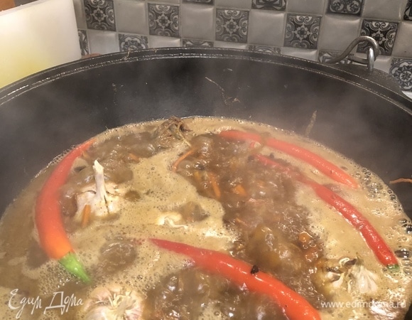 Вскипятите воду и вылейте в казан. Вода должна покрывать содержимое на 2 сантиметра. Добавьте соль. Бульон должен быть немного пересолен. Рис потом впитает в себя лишнюю соль.