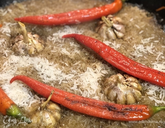 Выложите на рис чеснок и перец.