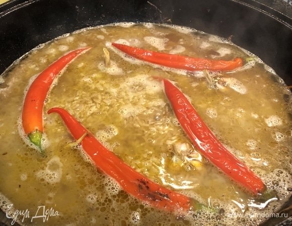 Вскипятите 1,5 литра воды и аккуратно влейте в казан. Не выливайте всю воду сразу. Вода должна покрывать рис на 1 см. Если вся вода впиталась, а рис еще не готов, добавьте еще немного воды.