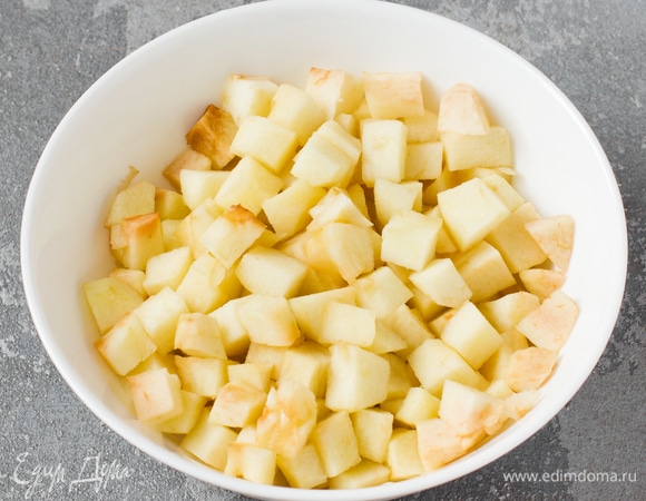 С яблок снять кожуру, вырезать сердцевину. Мякоть нарезать кубиками 1–1,5 см. Сложить в глубокую тарелку и выпекать в микроволновке на максимальной мощности 3–4 минуты до мягкости.